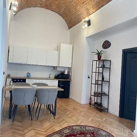 Central Apartment With 2 Bedrooms And 2 Bathrooms Oradea Eksteriør billede