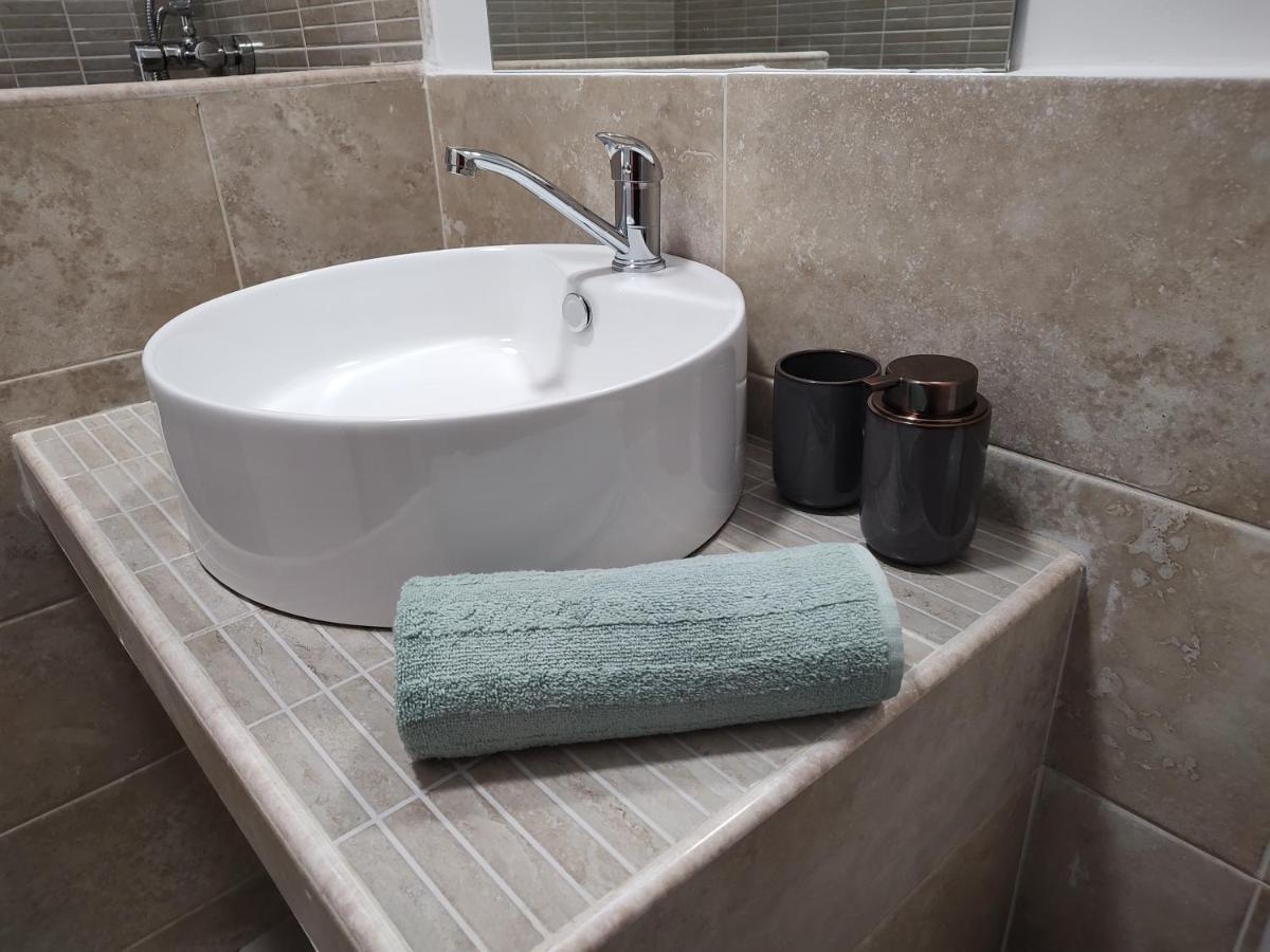 Central Apartment With 2 Bedrooms And 2 Bathrooms Oradea Eksteriør billede