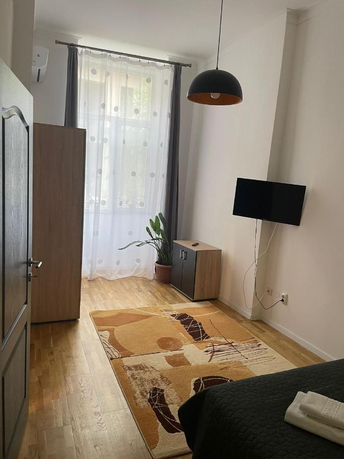 Central Apartment With 2 Bedrooms And 2 Bathrooms Oradea Eksteriør billede