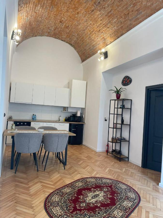 Central Apartment With 2 Bedrooms And 2 Bathrooms Oradea Eksteriør billede