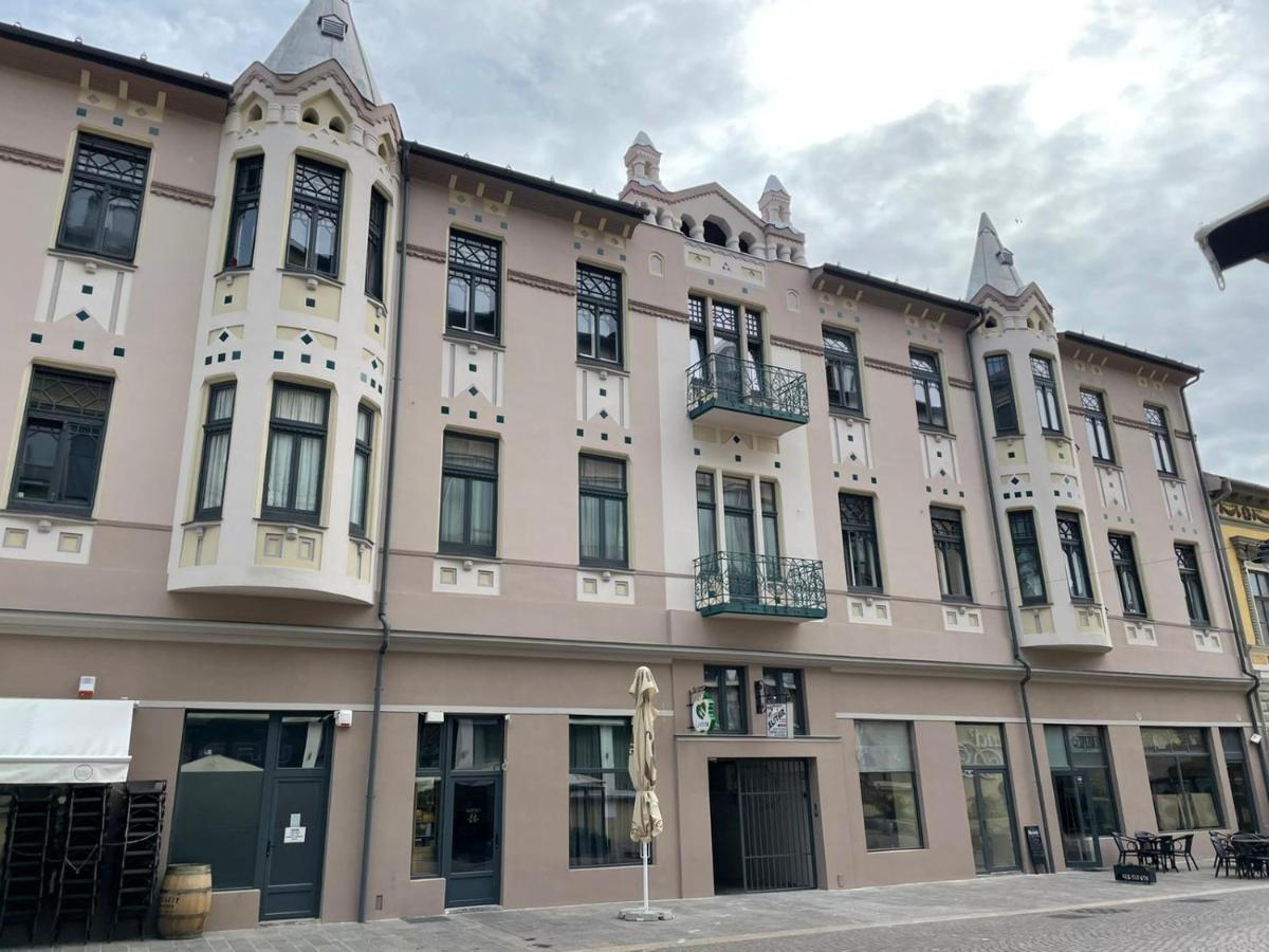 Central Apartment With 2 Bedrooms And 2 Bathrooms Oradea Eksteriør billede