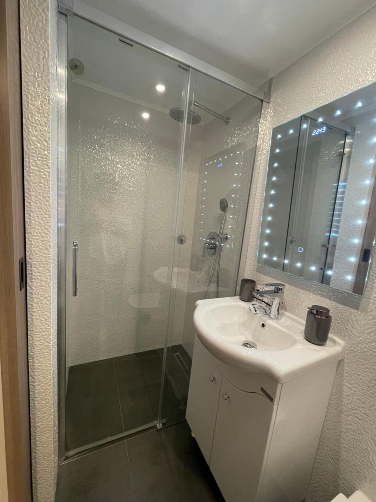Central Apartment With 2 Bedrooms And 2 Bathrooms Oradea Eksteriør billede