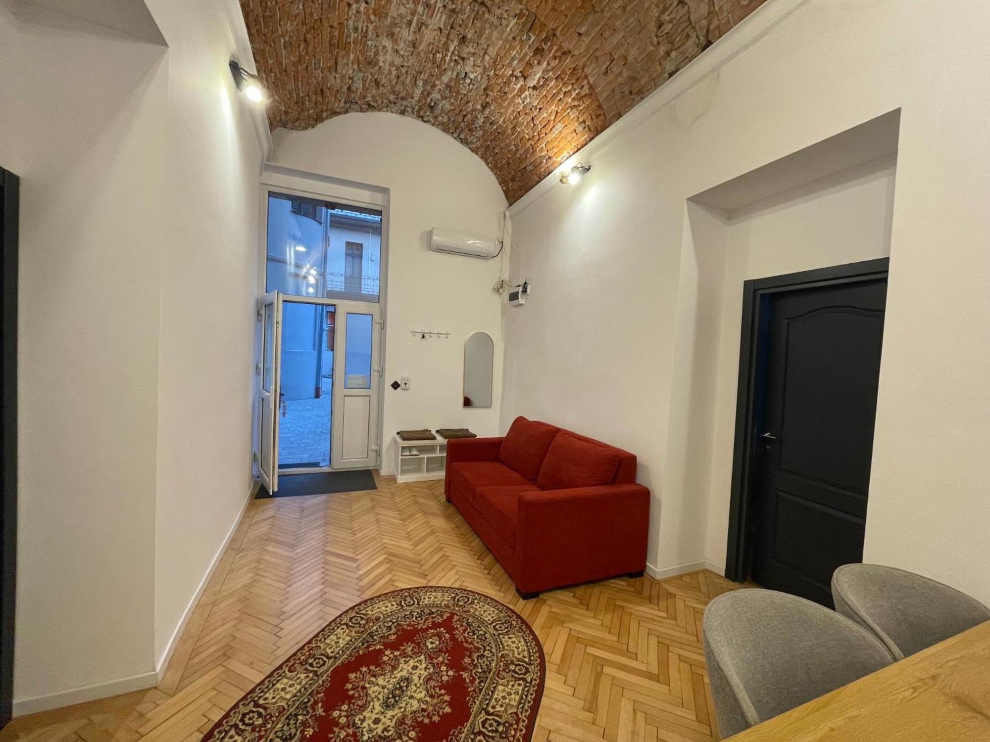 Central Apartment With 2 Bedrooms And 2 Bathrooms Oradea Eksteriør billede