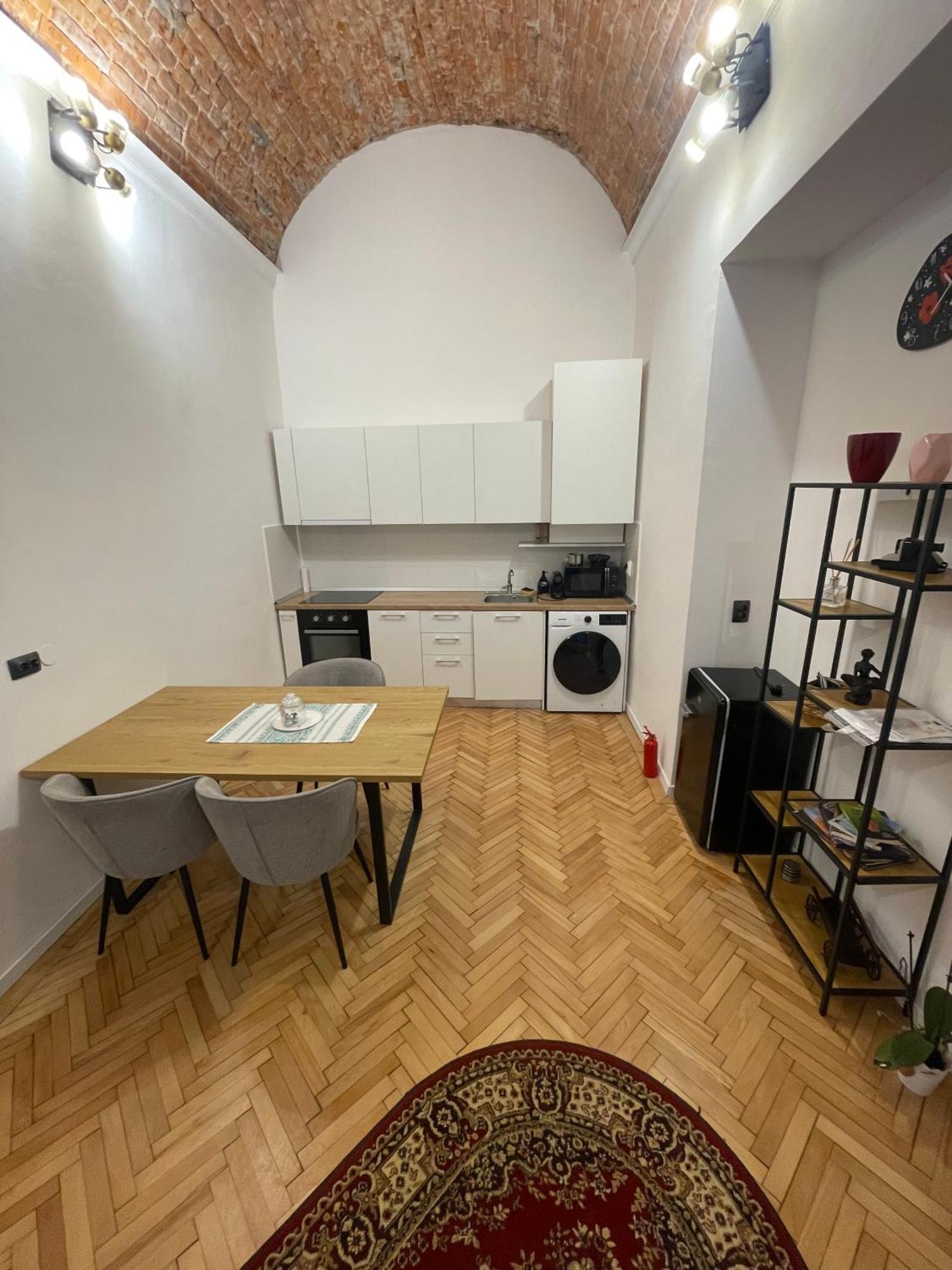 Central Apartment With 2 Bedrooms And 2 Bathrooms Oradea Eksteriør billede